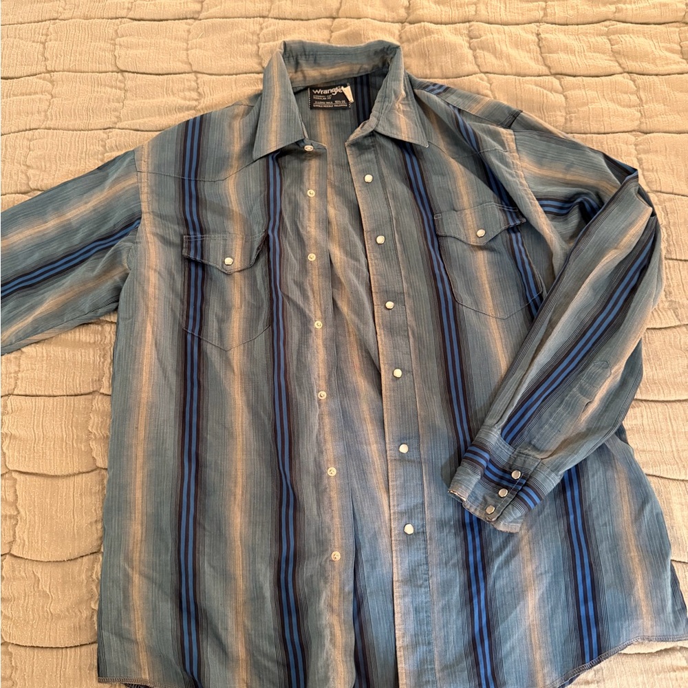 Wrangler Men's Casual Blue and Gray Striped Shirt